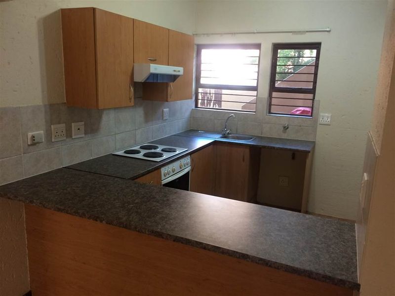 UNFURNISHED 2 BEDROOMS GARDEN - Photo 1