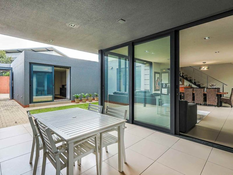 Contemporary Comfort in Waterkloof Ridge - Photo 7