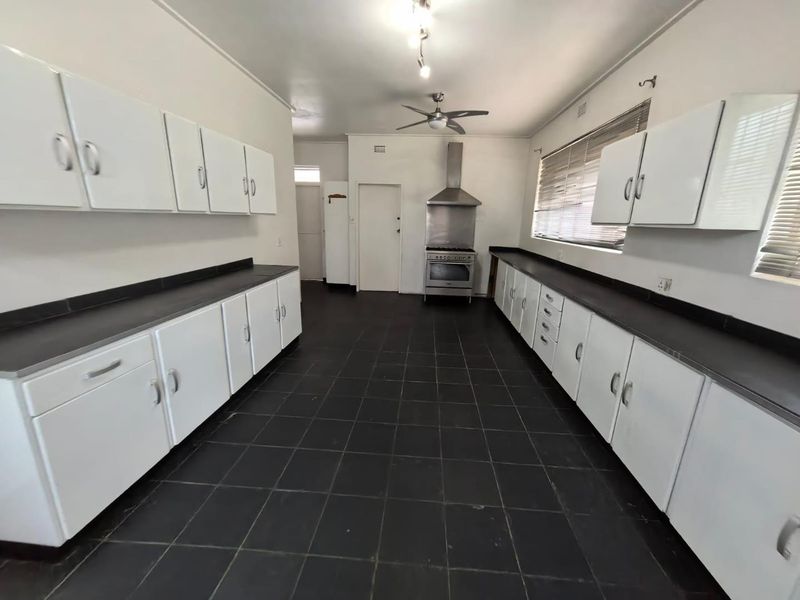 Spacious family home - Photo 6