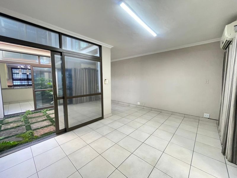 Spacious 3-Bedroom Townhouse in a Well-Maintained Complex with Garden &amp; Study - Photo 2