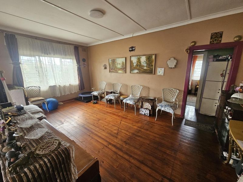 Unique home with pleasant elevated views - Photo 5