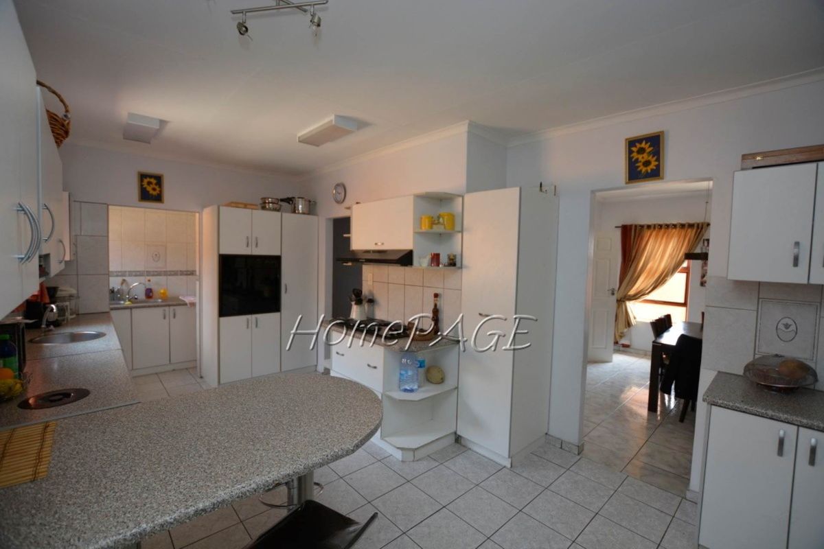 Fairway Estates:  HUGE 4 Bedr home with 1 Bedr flat for sale - Photo 5