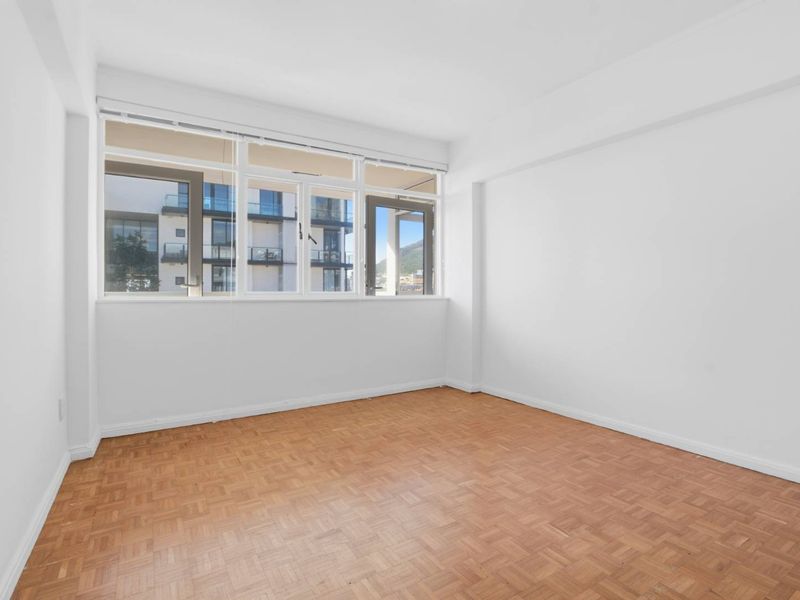 Spacious 3-Bed Fresnaye Home with Balcony & Scenic Skyline - Photo 9