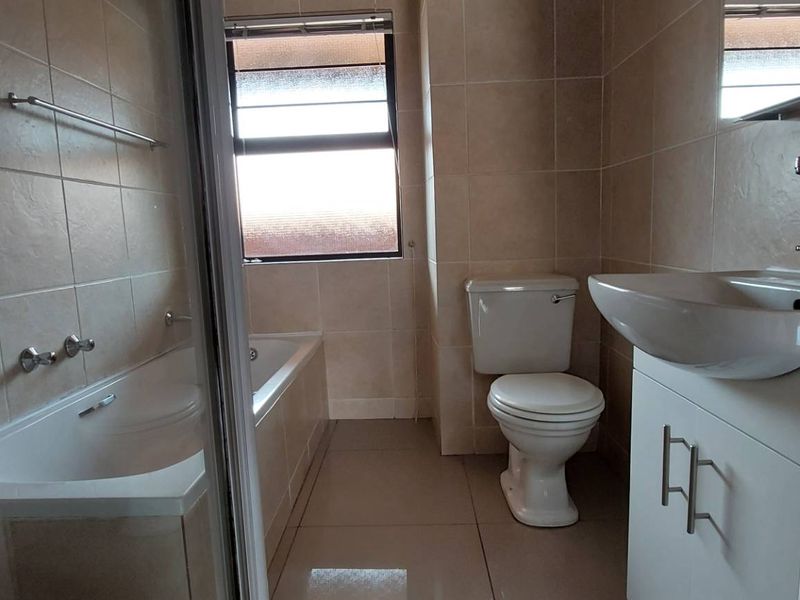 Modern 2 bedroomed pet friendly unit - Photo 6