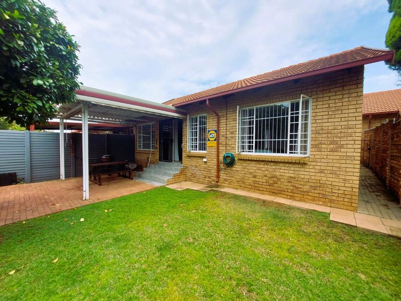 Modern 2-Bedroom Townhouse in Garsfontein – Secure Estate Living - Photo 1