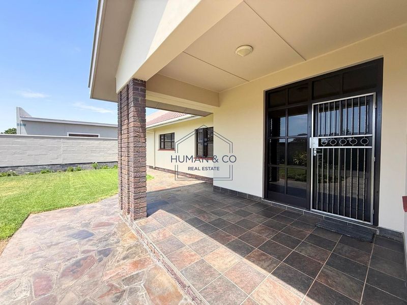 Spacious 5-Bedroom Home with 2 Bedroom Flat in town center! - Photo 3