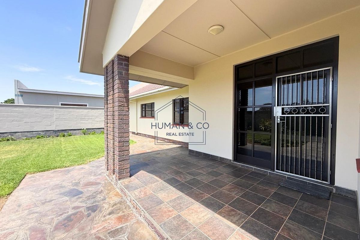 Spacious 5-Bedroom Home with 2 Bedroom Flat in town center! - Photo 3