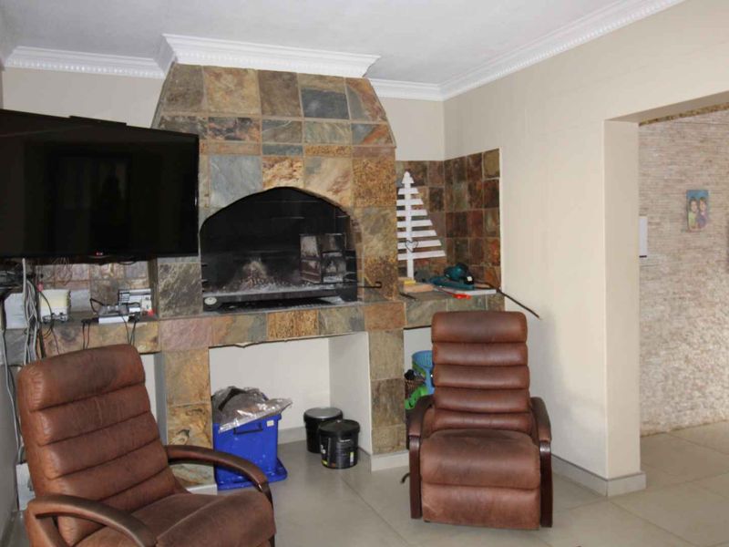 Well located Family Home in good neighbourhood on large stand! - Photo 6