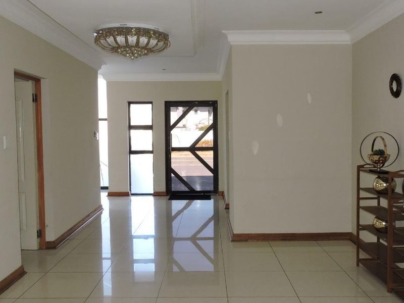 Modern 5 - Bedroom Home with 2 Flatlets in Savannah Country Estate - Photo 3