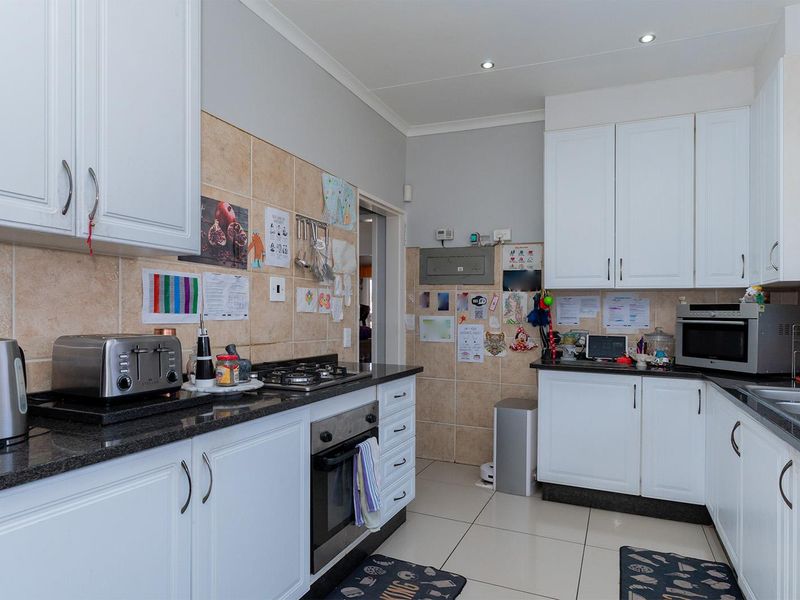 Spacious 3 Bedroom Family Home with Solar Power in Norkem Park - Photo 9