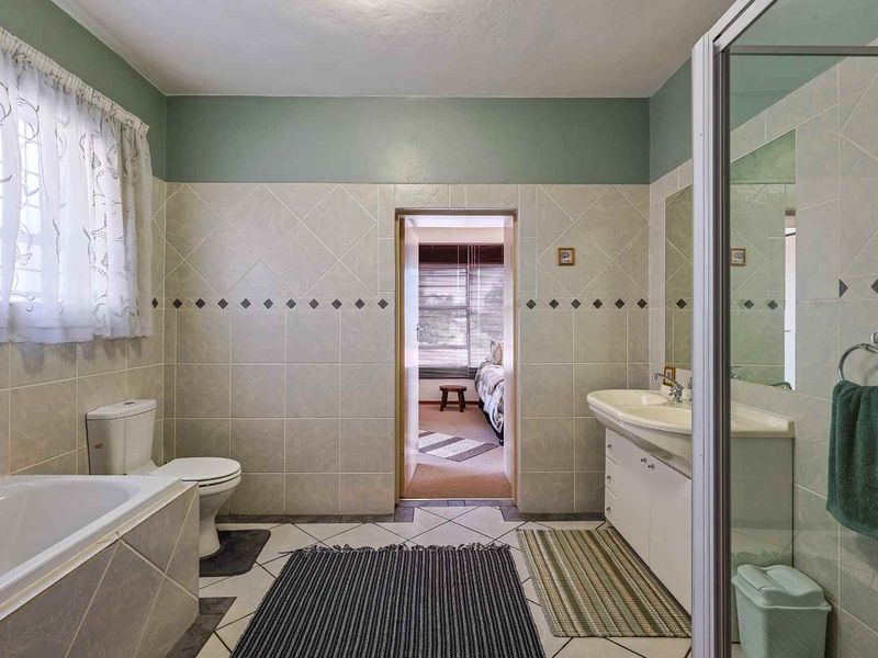 The Perfect Family Home: Space, Views & Dual Living in Faerie Glen - Photo 10