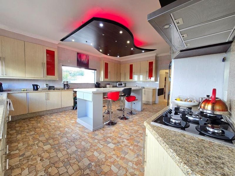 8 Bedroom House for Sale in Bassonia - Photo 3