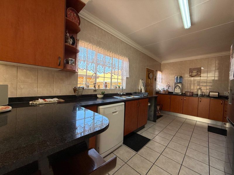 Spacious back corner cluster, gas hob and pet friendly! - Photo 9
