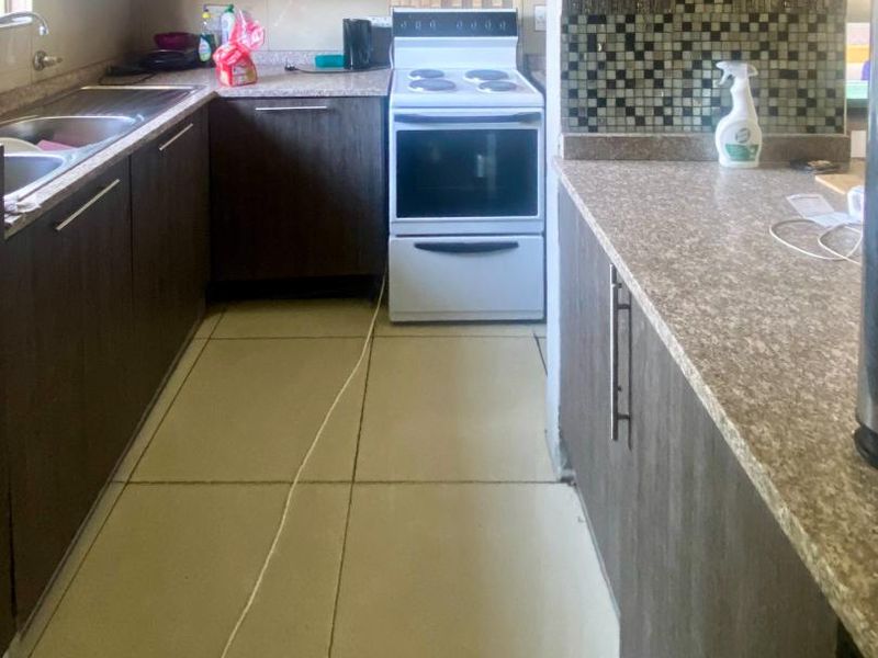 Top-Floor Gem in Oakwood: Cozy 2-Bed with Balcony! - Photo 8