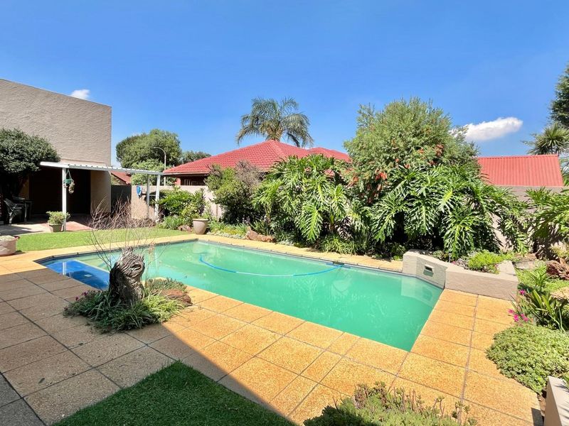 Luxurious Living Awaits in Sunward Park Village! - Photo 6