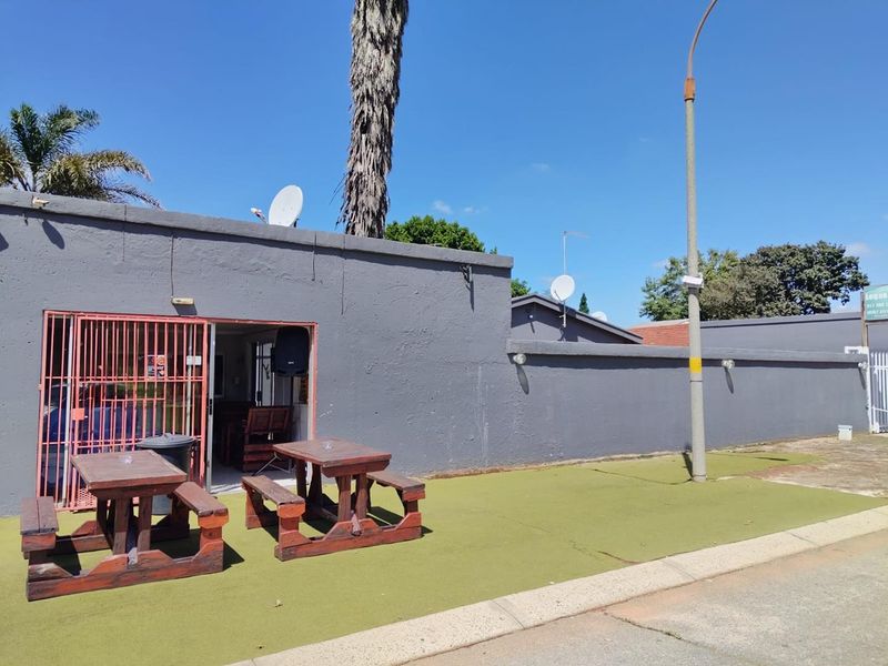 Guess House for sale with potential income - Photo 10