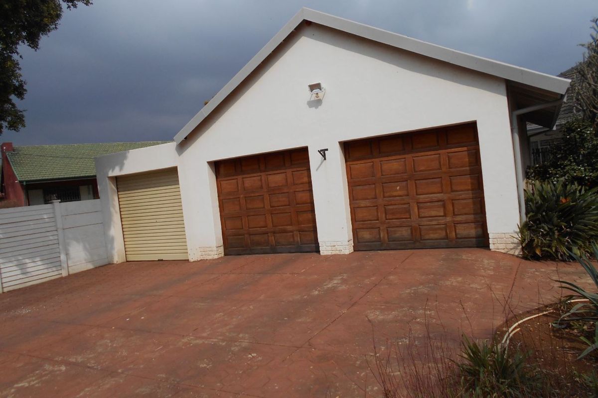 OWN YOUR DREAM WITH THIS LOVELY 4 BEDROOM FAMILY HOME!! - Photo 4