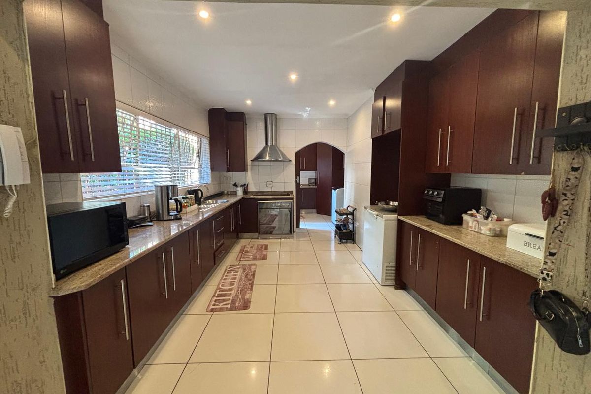 Elegant Family Home with Two Flatlets for Sale in Glenvista - Photo 2