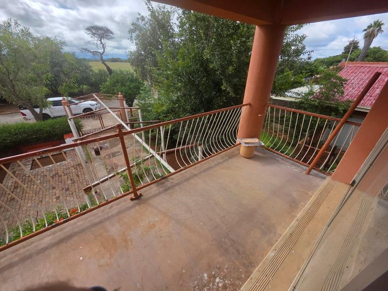 Extremely spacious, double storey family home - Photo 2