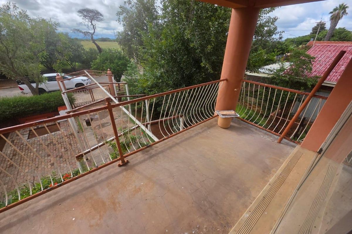 Extremely spacious, double storey family home - Photo 2