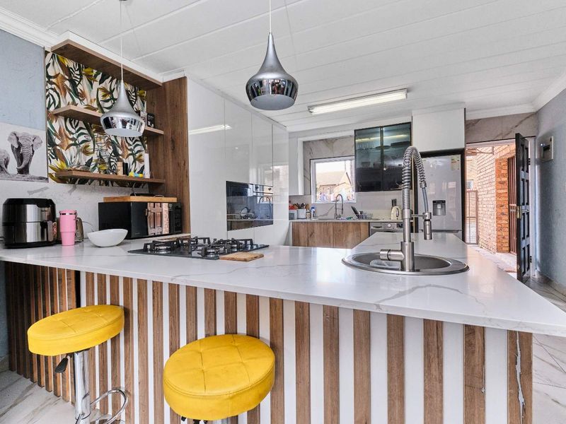 Executive Living or Family Haven: Your Ferndale Dream Townhouse Awaits! - Photo 3