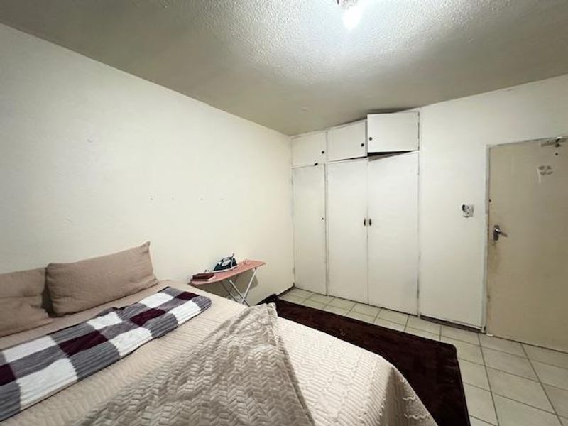 Invest or Settle: Ideal 1.5-Bedroom in Sunnyside - Photo 7