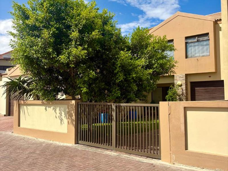 Stylish 3x Bedrooms Double Storey Townhouse For Sale in Dolphin Beach - Photo 2