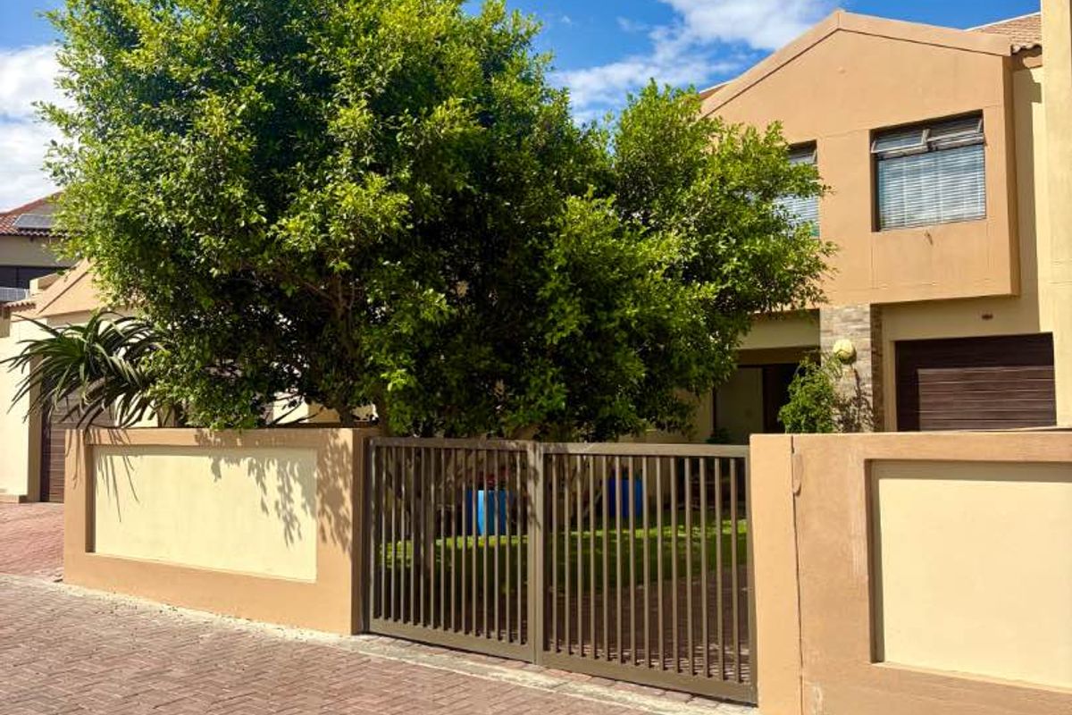 Stylish 3x Bedrooms Double Storey Townhouse For Sale in Dolphin Beach - Photo 2