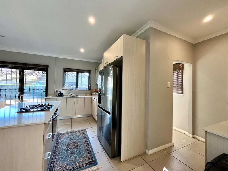 Stylish 3-Bedroom Family Home with Garden & Estate Amenities - Photo 7