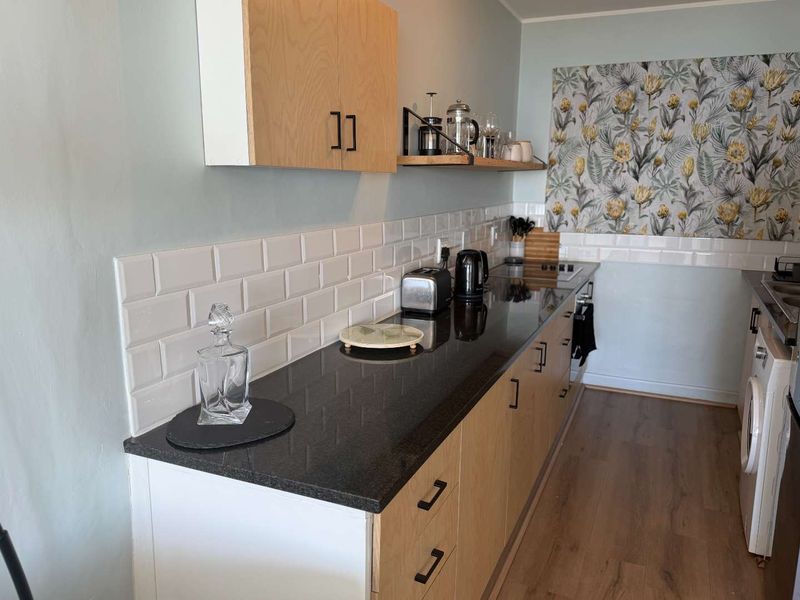 Charming fully furnished secure 2-bedroom apartment in Simons Town - Photo 4
