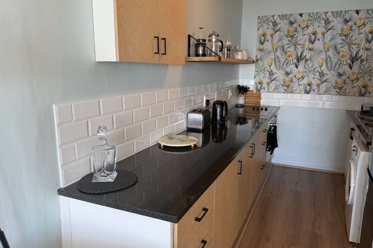 Charming fully furnished secure 2-bedroom apartment in Simons Town - Photo 4