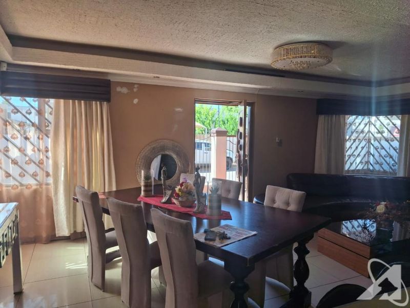 FOR SALE: 5-Bedroom Double Storey in Cimbebasia – N$2,772,000 - Photo 8