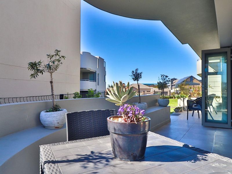Stylish Island view apartment with private balcony & garage - Photo 1