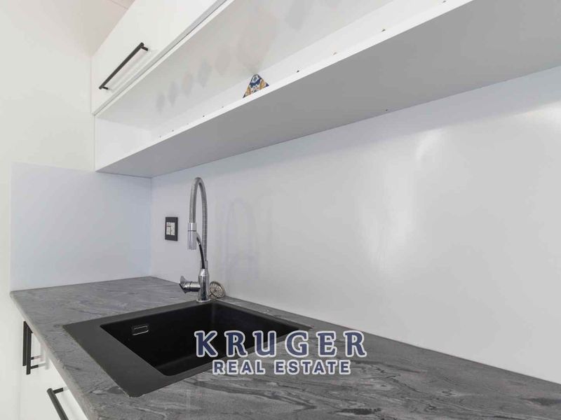 Immaculate Renovated Home with Separate flat - Photo 8