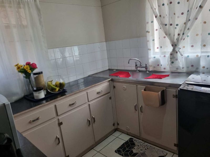 Charming and Secure Apartment in Southernwood - Photo 3