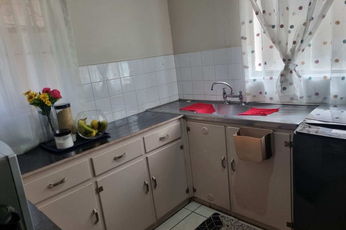 Charming and Secure Apartment in Southernwood - Photo 3