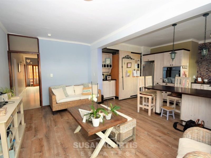 6 BEDROOMS AND FREESTANDING COTTAGE HOME, VOGELSTRAND - Photo 3