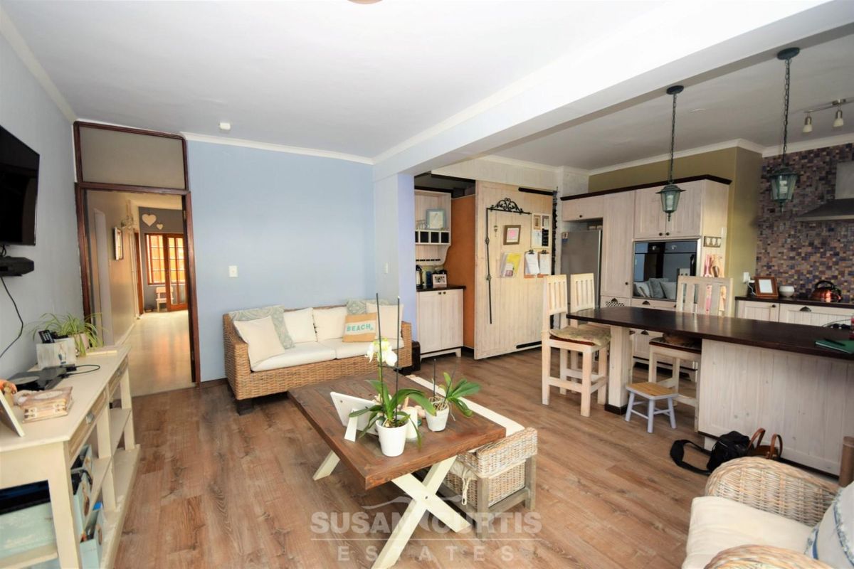 6 BEDROOMS AND FREESTANDING COTTAGE HOME, VOGELSTRAND - Photo 3
