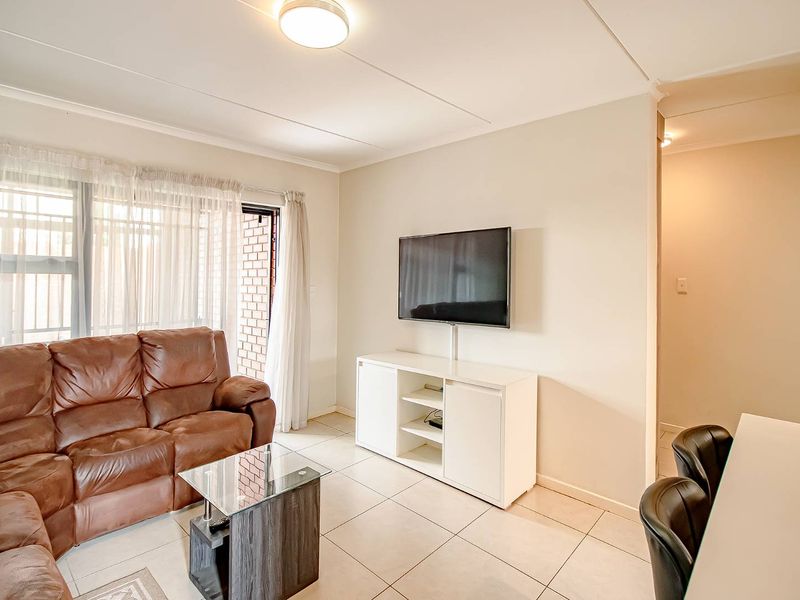 Immaculate 2 bed, 2 bath  Ground unit with very large garden - Photo 5