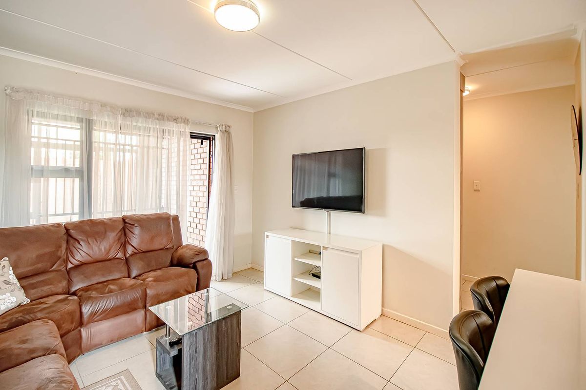 Immaculate 2 bed, 2 bath  Ground unit with very large garden - Photo 5