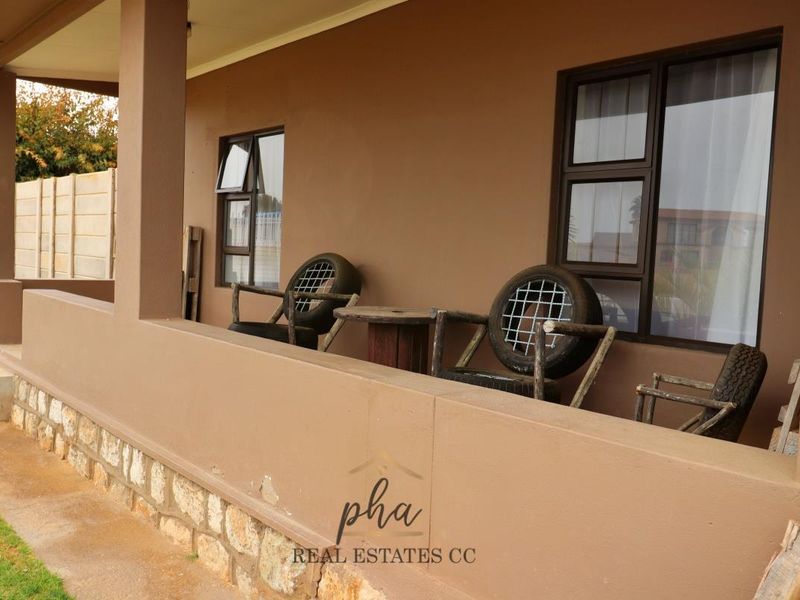 Beachfront House with Flat For Sale in Swakopmund - Photo 4
