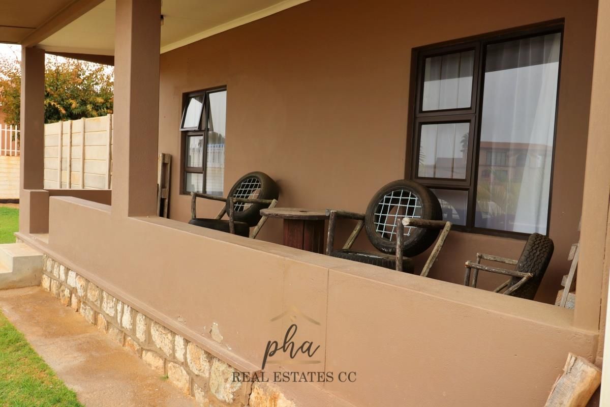 Beachfront House with Flat For Sale in Swakopmund - Photo 4