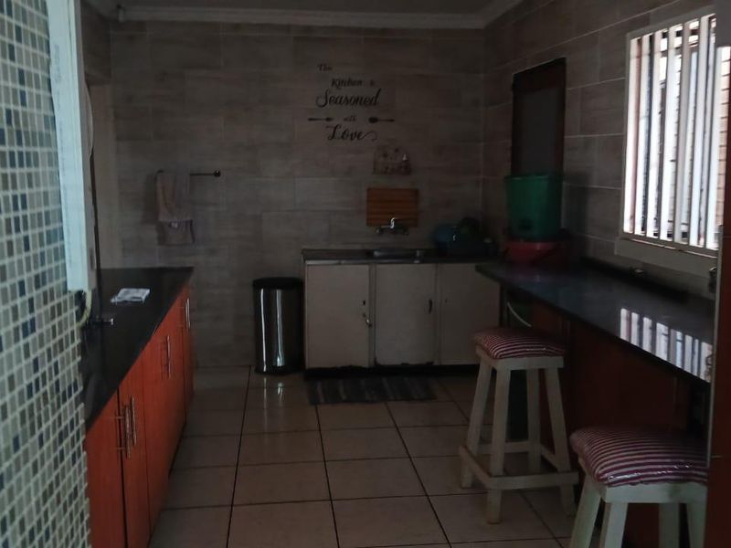 **Immaculate 3 Bedroom House in Palm Ridge** - Photo 8