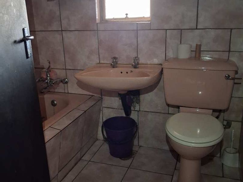 4 Bedroom House For Sale in Vanderbijlpark C.W 5 - Photo 6