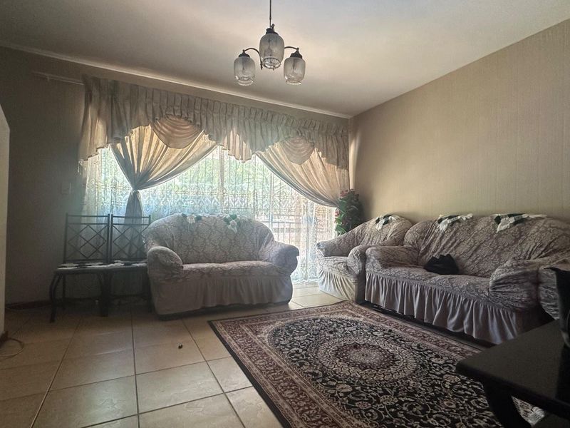 Timeless! Spacious! This one has it all! - Photo 3