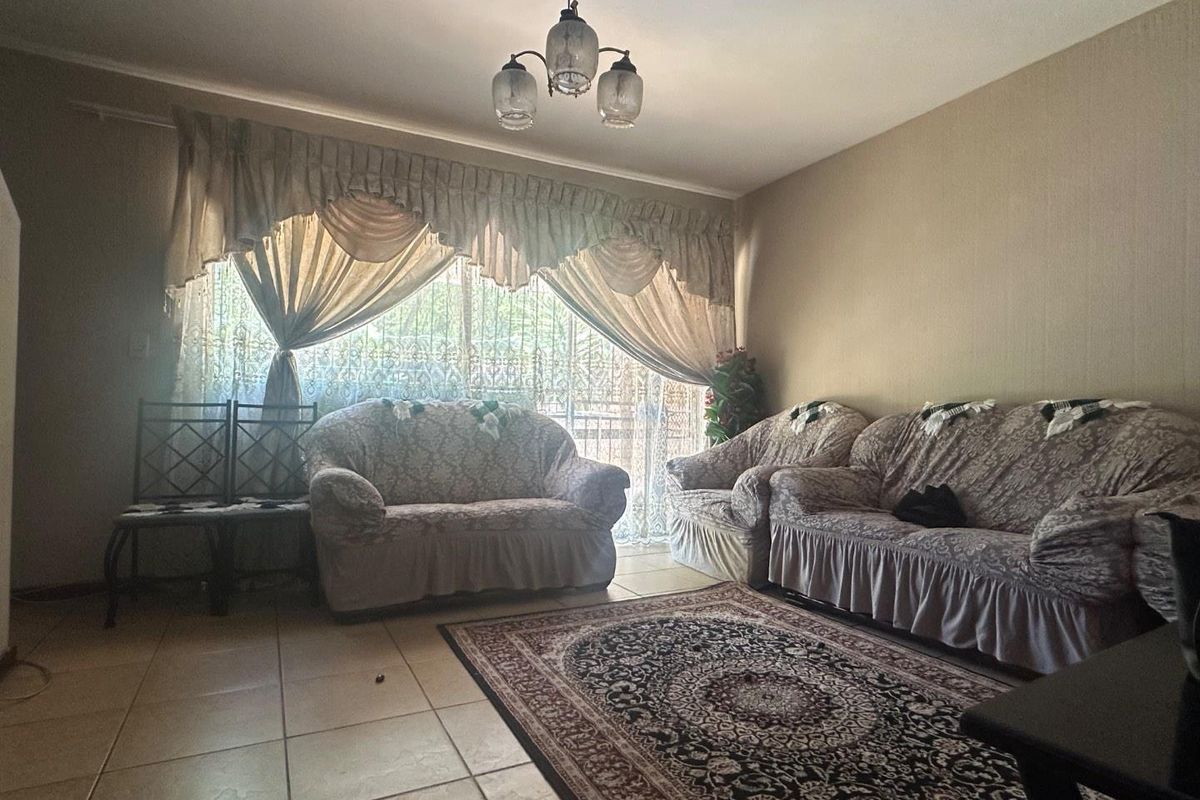 Timeless! Spacious! This one has it all! - Photo 3