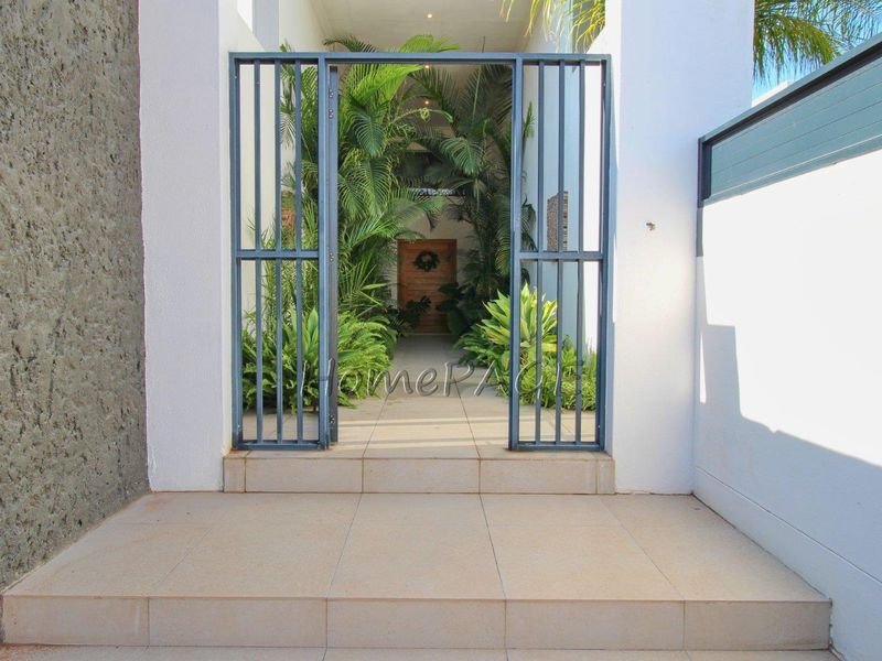 Otjiwarongo:  STUNNING, MODERN 4 BEDR HOME WITH FLAT is for sale - Photo 2