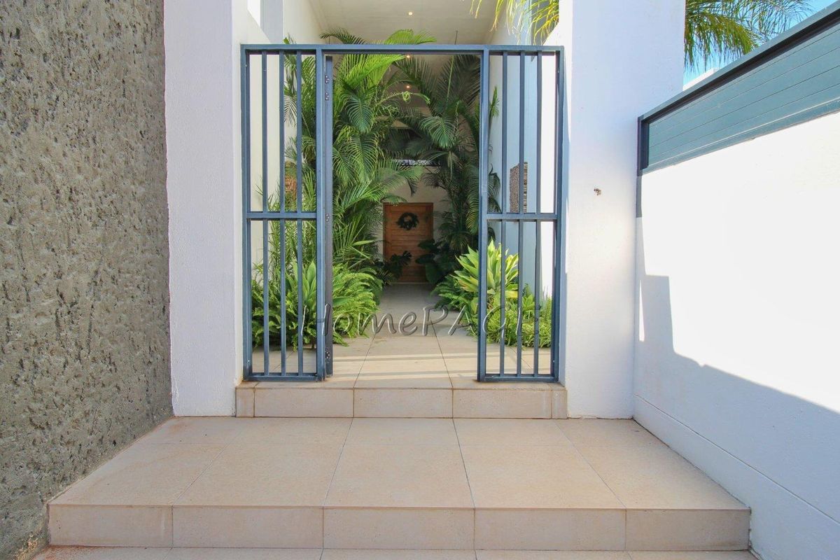 Otjiwarongo:  STUNNING, MODERN 4 BEDR HOME WITH FLAT is for sale - Photo 2