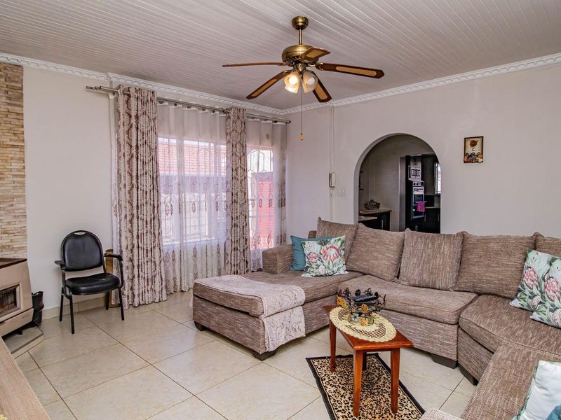 Elegant Family Retreat in Heart of Rynsoord! - Photo 10