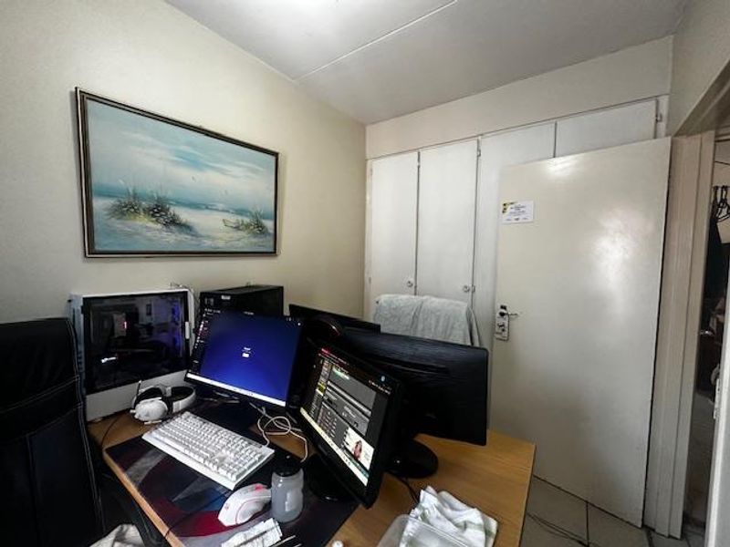 Secure & Stylish Townhouse Living in Langenhovenpark - Photo 9